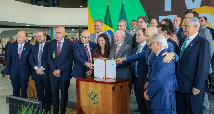 Presidente Lula junto q CEOs de Globo, Bandeirantes, SBT, Record, RedeTV entre otras emisoras