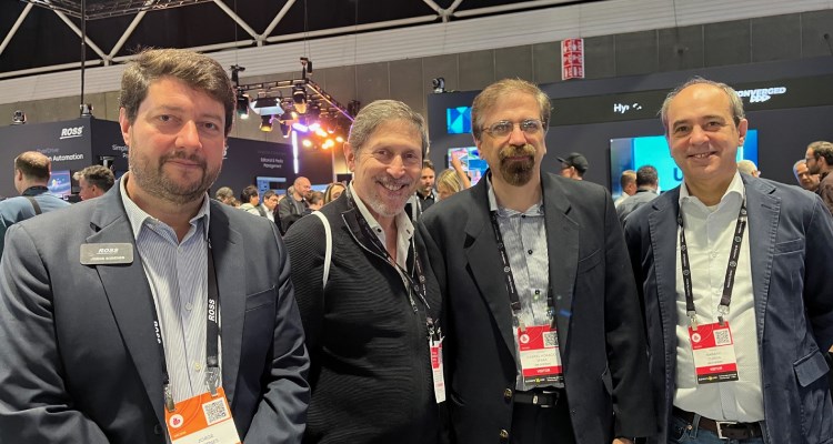 Jorge Sobenes de Ross con Guillermo Niemetz de Telefe junto a Mariano Cuarda y Gabriel Sfara de OM Systems