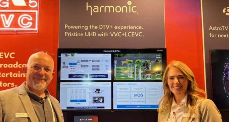 Stephane Cloirec junto a Kennedi Christopher en el stand de Harmonic en IBC