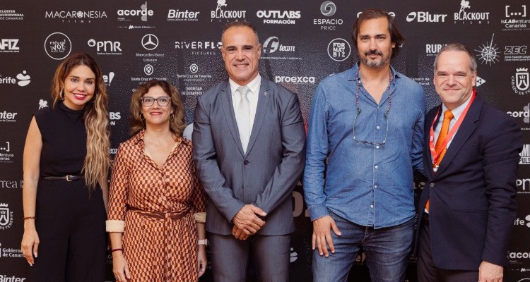 Participantes Panel Producir en Canarias junto al Dtor. de CIIF Market