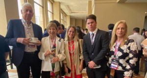 Miguel Smirnoff y Elba Torres de Prensario junto a María Soto e integrantes del Grupo Isos