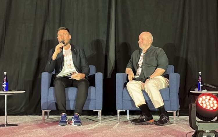 Gonzalo Larrea (moderador), editor de Cveintiuno, C21Media; Juan José Campanella, guionista, director y productor.