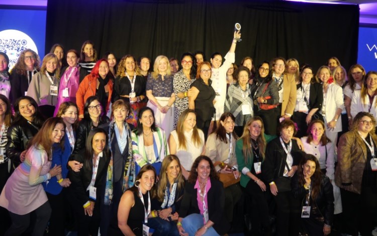 La ganadora Beatriz Cea Okan, en el medio con todas sus compañeras del Worldwide Audiovisual Women’s Association.