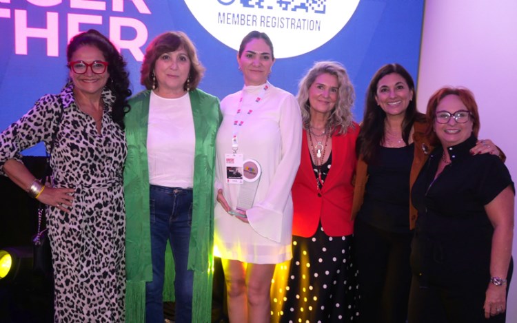 Content Americas: Cecilia Gomez, CEO (Perú) y Liliam Hernandez, CEO, Universal Cinergia (USA), board members dela Worldwide Audiovisual Women Association, con 4 de las del premio La Mujer del Año: Pilar Blasco, CEO, Banijay Iberia; Beatriz Cea Okan, VP and Head of Sales and Acquisitions, Inter Medya (Turkey), la ganadora; Gachi Ciurluini, VP Content Strategy, Canela TV (USA); Patricia Jasin, SVP distribution Latin America, WBD (USA)