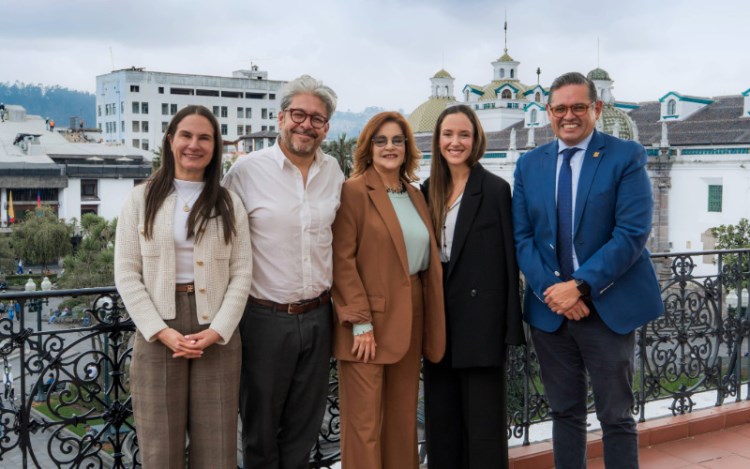 De izquierda a derecha: Gigi Bravo, subsecretaria general de Comunicación; Rafael Barriga, director ejecutivo del Instituto de Cine y Creación Audiovisual (ICCA); Ana Cecilia Alvarado, CEO de Ecuavisa Studios; Ángeles Villamarín, productora ejecutiva de Cuarzo Producciones; y Mateo Estrella, viceministro de Turismo.