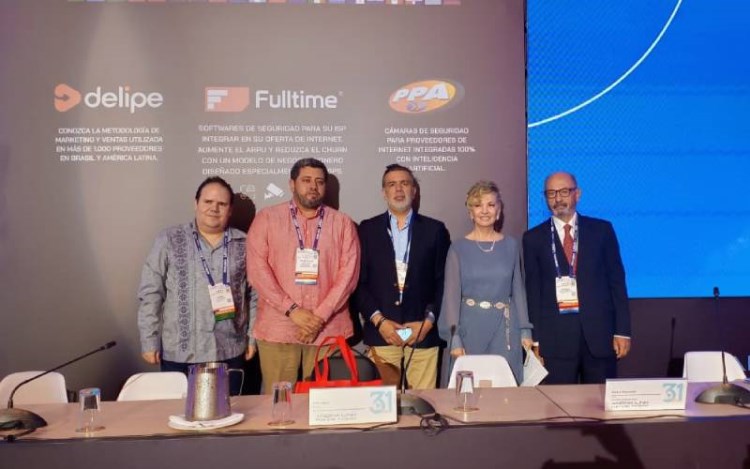 Gabriel Levy; Felipe Díaz Suaza director ejecutivo de la CRC; Marco Peres Useche, Universidad Externado; Luz Marina Arango presidente de la Andina Link y Fernando Devis Morales de Andina Link