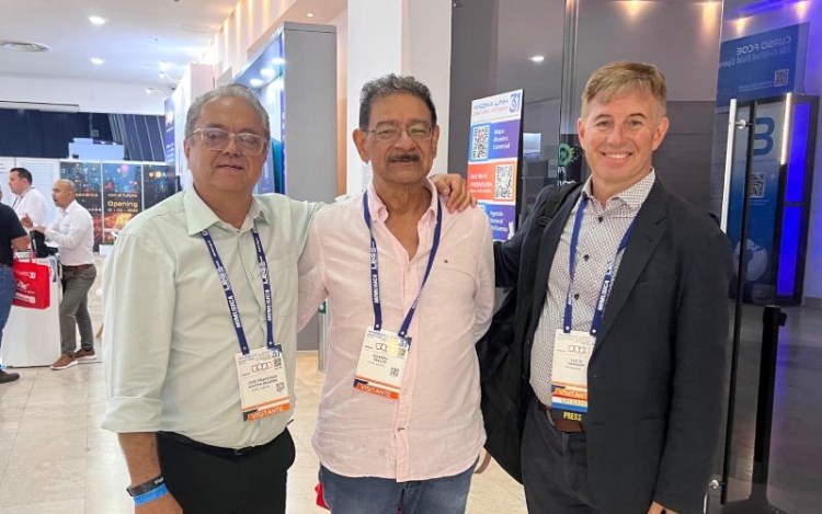 Agustín Becerra junto a Ricardo Bracho de Red Multitel y Alejo Smirnoff de Prensario