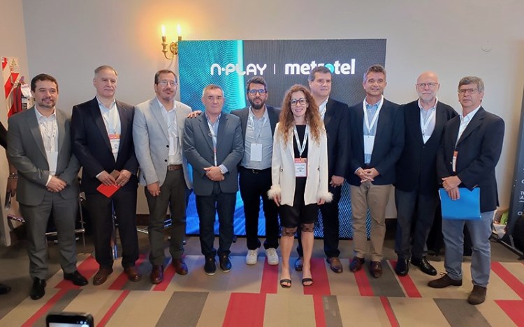 Luis Quinelli (Sion), Diego Santos (Claro), Miguel Factor (Colsecor), Lucio Gamaleri (Red Intercable), Ariel Fernández Alvarado (CATEL), de Mariana Zani (Grupo Convergencia), Federico Fornelli (ATVC), Hernán Colombo