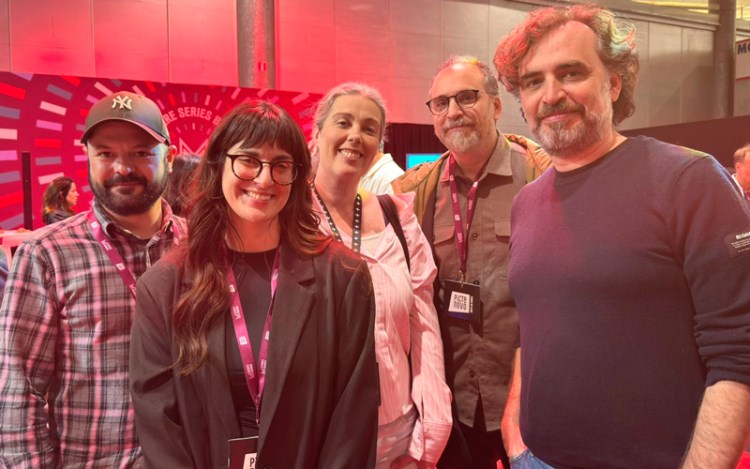 La delegación española en esta edición: Guillermo Chapa, responsable de Talento; Ana Díez, directora de Contenidos Originales; y Lorena Molloy, directora de Marketing y Comunicación Internacional de Movistar Plus+; junto a Fernando y Alberto Sánchez, productores de Kubik Films