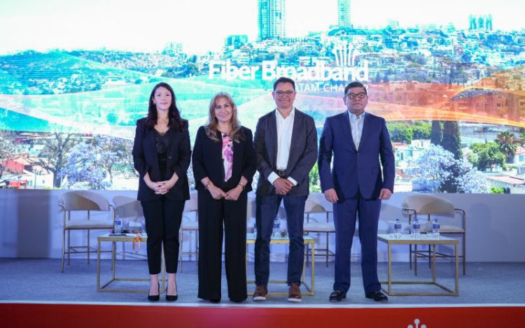 Romina Décima Cánovas (FBA LATAM) junto a Adriana Rivera Cerecedo (MEXDC), Manuel Nevárez López (Telmex) y Víctor Palomo (AWS)