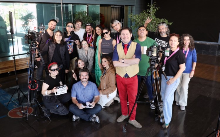 Canal 13 arrasa con las mininovelas verticales en Chile