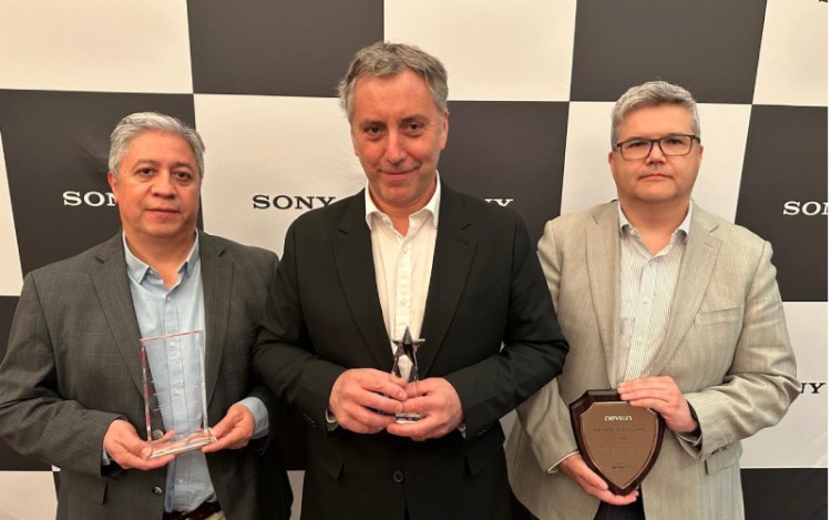 VGL con Francisco Jaramillo, Andrés Bucarey y Javier González recibiendo el Shogun, junto a otros dos premios por la apuesta a IP