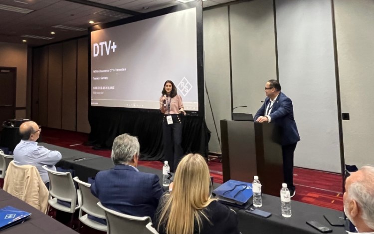 Silvia Sánz ante el nutrido público de 100 broadcasters