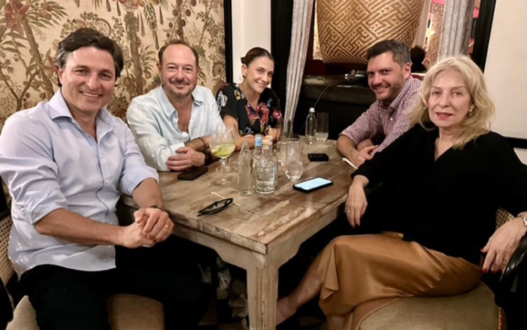 Alfredo Izquierdo y Fernando Colado de Izzi, con Diana Bisval, Carlos y Matilde Boshell, de MBA Networks