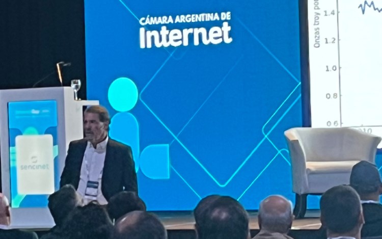 El economista Claudio Zuchovicki durante su charla magistral ante más de 500 personas