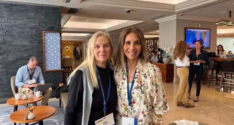 Karina Dolgiej y Pamela Argandoña.