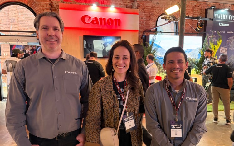 Fabio Zuccaratto, Angela Paleari y Clovis Ribeiro, de Canon, en el stand de la marca durante la Semana ABC 2026