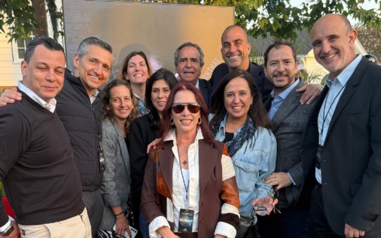 El cocktail de Amazon MGM Studios: Klaudia Bermudez, SVP international TV distribution LatAm & US Hispanic, Amazon MGM (USA) en el centro, rodeada por head buyers y equipo de Amazon MGM. Entre los buyers están: Alejandro Chávez, director de programación, Pablo Lascurain, director de adquisiciones, Karina Montoya, directora de distribución y alianzas estratégicas, Adrián Ortega, director general de contenidos, todos de TV Azteca (México); Agustina Dompe, content acquisition sr. manager, Henri Ringel, SVP & general manager para Centro y Sudamérica, ambos de Disney Latin America