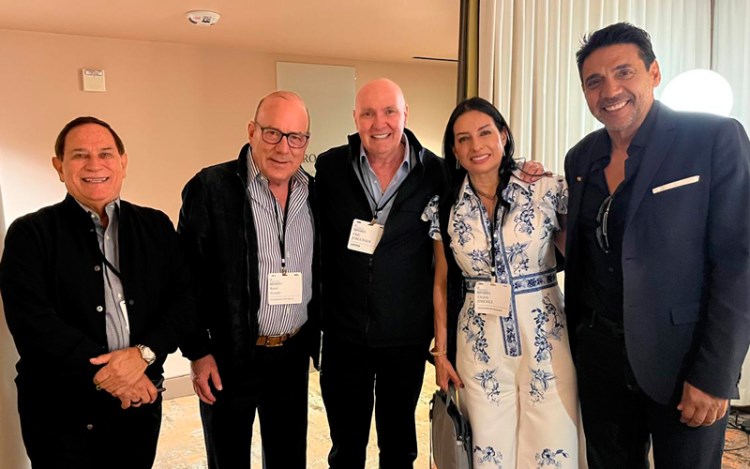 Buyers Latinos en el SLS hotel, luego de Sony: Jorge Garro, gerente, Rene Picado, presidente, ambos de Teletica (Costa Rica); Eric Jürgensen, CEO de América TV (Perú); Zaida Jimenez, directora de programación, Teletica (Costa Rica); Eduardo Coco Fernandez, director de programación, Artear (Argentina)