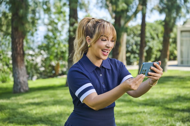 Adamari López protagoniza la nueva campaña de DIRECTV para promover el plan MiEspañol