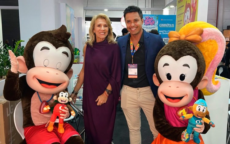 Marici Ferreira, CEO at EP Grupo and president of the Brazilian Association of Brand and Character Licensing; with Maikel Santos, producer and creator of MacaKids, with Caco and Drinka from Macakids. All from Brazil