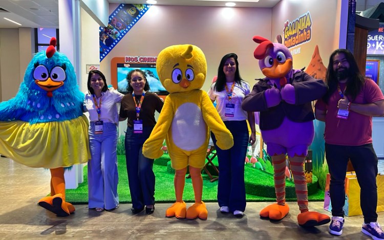Glaucia Cristina Scavassa, Head of Marketing & Brand, Galinha Pintadinha (Brazil); Leia Gabriele Simplicio Santos, Marketing Executive, Claudia Braga, Communications Director, and Luiz Henrique Ferreira, Communications Executive, all from Arcor (Brazil), together with the Galinha Pintadinha characters