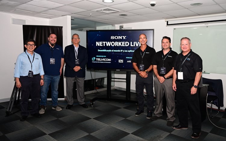 Daniel McDonald y Gabriel Casco de SONY; Rubén Lorca, de ARISTA; Paulo Kaduoka de LEADER; y Alex Fano, de TAG; junto a Carlos Anciburo, gerente de TELVICOM