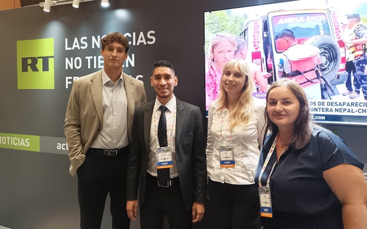 Maksim Butnik, Andrés Fernández Sánchez, Agata Geng, y Tatiana Vasíleva de RT en EXPOCOMUTV