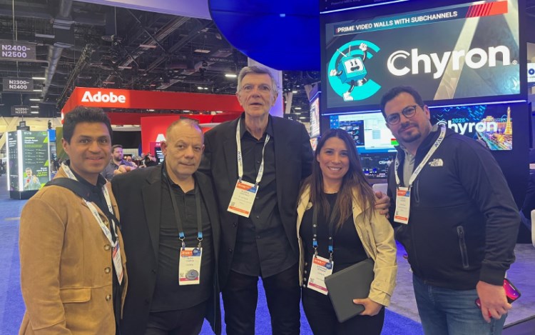 Aldo Campisi de Chyron con Rubén Centineo, Edwin Orantes, Stefanie Rendón y Alexei Sánchez de TV Azteca