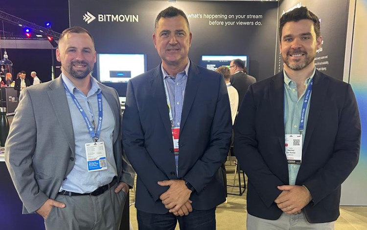 Leonardo Gioino de Pontis Technologies al medio junto a Brian Sullivan y Manfred von Runkel de Bitmovin en IBC2026