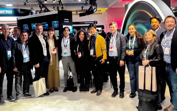 En la Cena de Sony, el staff de la marca con Eduardo Bayo, Andrea Mirson y Paula Tasso de Artear, y Federico Mallaina de Viditec