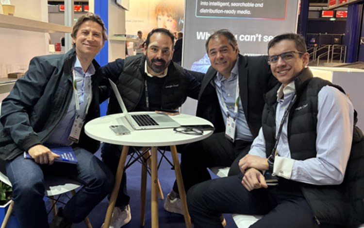 Ferran Brichs, Head of International Growth de Mantis-AI; Gustavo Dutra, de Google; Edmar Moraes, de Mantis Media Center; y André Rodrigues, arquitecto de soluciones para Medios y Entretenimiento en Google Cloud