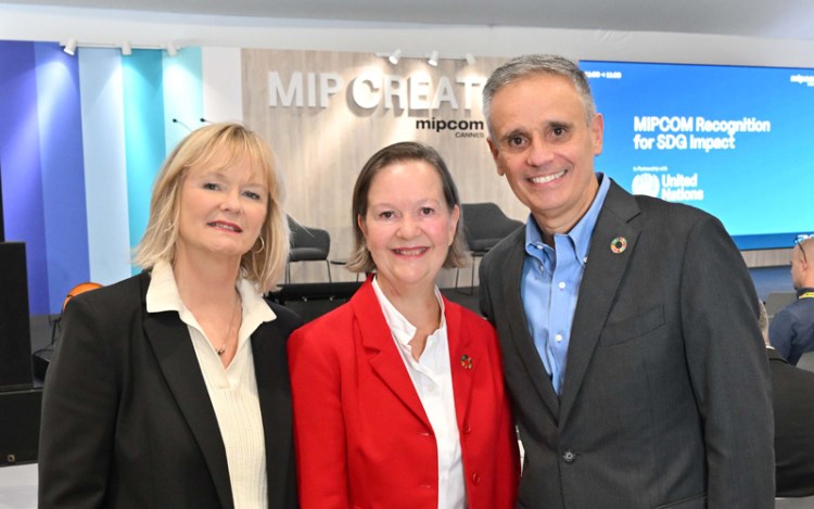 Antes de la conferencia de clausura, Mipcom y las Naciones Unidas otorgaron a Globo Brasil el Reconocimiento Mipcom por su Impacto en los Objetivos de Desarrollo Sostenible: Lucy Smith, directora de Mipcom en RX FRANCE; Caroline Petit, subdirectora de las Naciones Unidas; Manuel Belmar, director financiero y líder ESG de Globo.