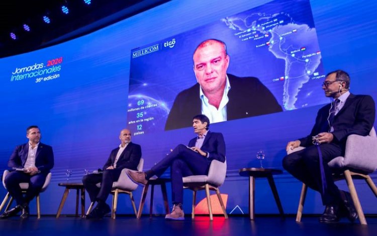 Lucas Gallitto de GSMA, Roberto Nobile de Personal, Julio Carlos Porras Zadik de Claro y Vivek Badrinath de GSMA, con Marcelo Benítez de Millicom en pantalla